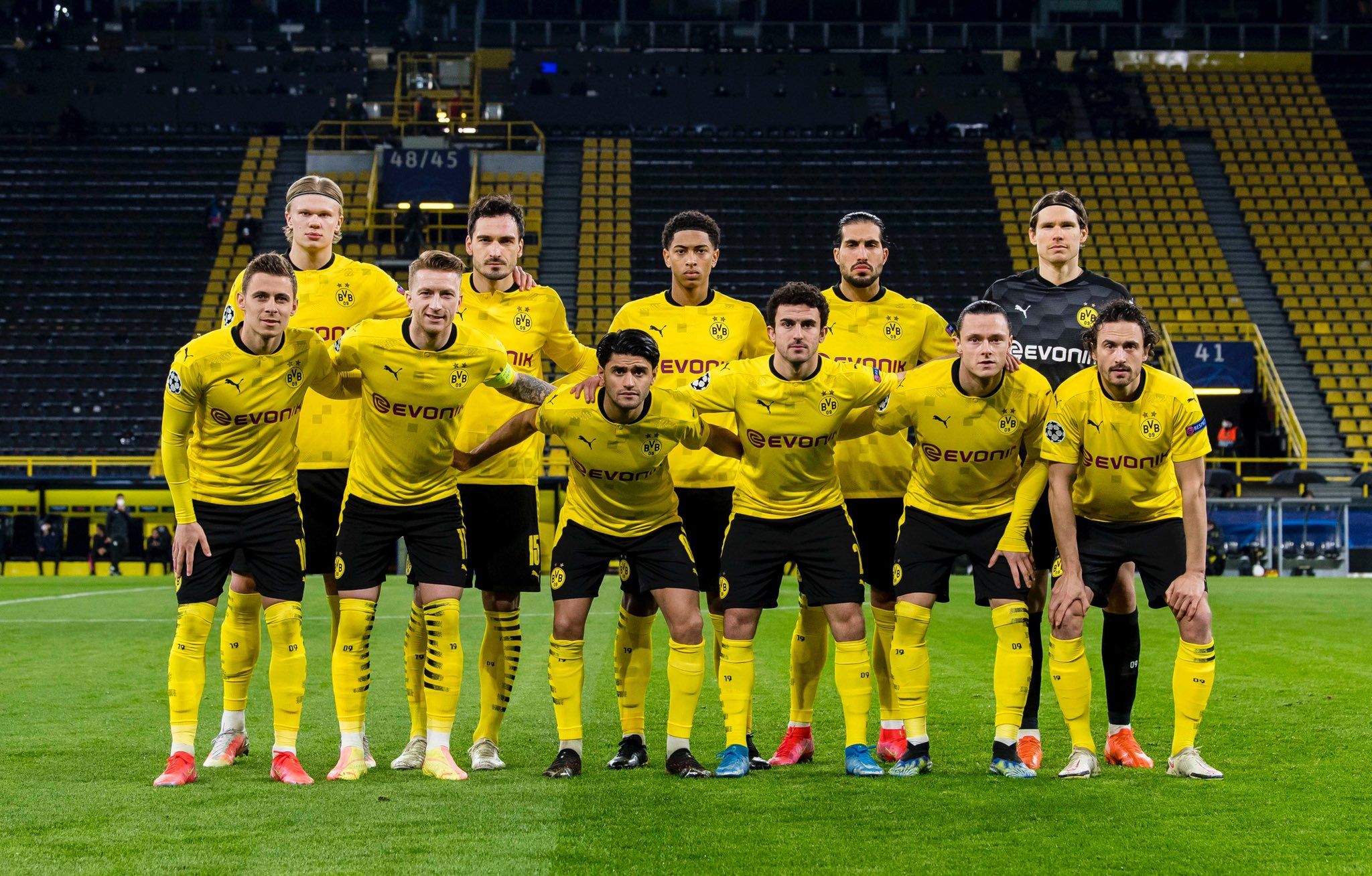 Foto Klub Borussia Dortmund: Semangat Kuning-Hitam yang Mengguncang Dunia