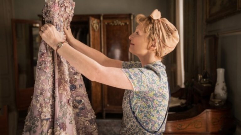 ulasan-film-mrs-harris-goes-to-paris-kisah-elegan-dan-menginspirasi