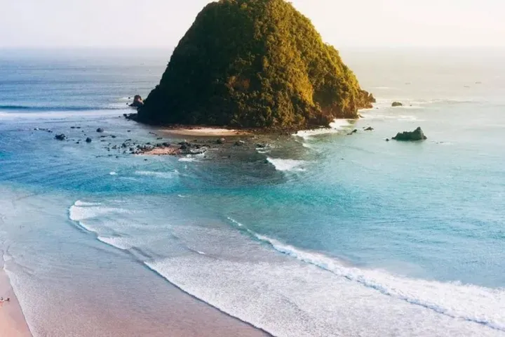 eksplorasi-keindahan-dan-misteri-pulau-red-island-di-indonesia